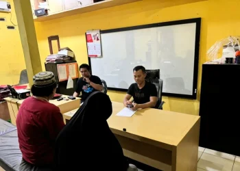 Satreskrim Polresta Pekanbaru saat memeriksa anak dan menantu korban. (ANTARA/dok)