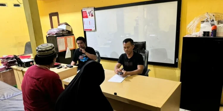 Satreskrim Polresta Pekanbaru saat memeriksa anak dan menantu korban. (ANTARA/dok)