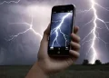 Warga Desa Buluh Manis Diduga Tersambar Petir Saat Gunakan Hp