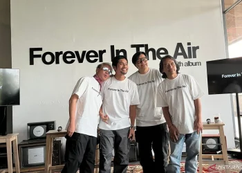 Grup band GIGI merilis album penuh ke-25 bertajuk “Forever In The Air”, dalam konferensi pers di Jakarta, Rabu (8/10/2025). ANTARA/Sri Dewi Larasati