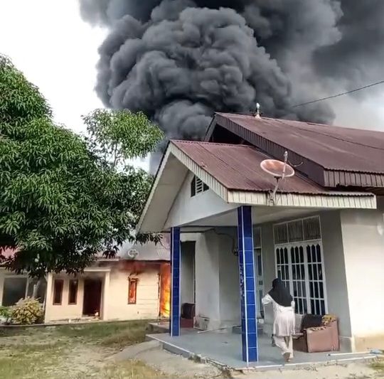 Kebakaran Hebat di Bathin Solapan, Tiga Ruma Dilalap Api | KabarDuri