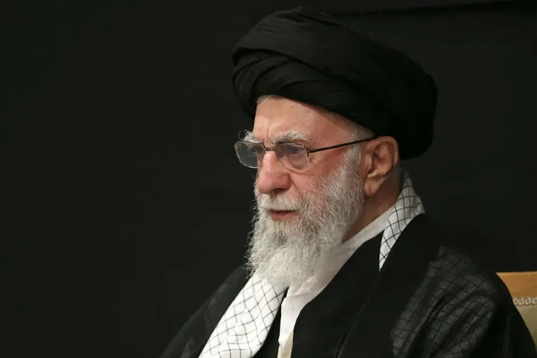 Ayatollah Ali Khamenei Disebut Gugur, Iran Balas Serangan AS–Israel. FOTO : Handout via AFP